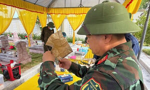 Phát hiện tấm tăng có bút tích và hình bàn chân bị xiềng trong mộ liệt sĩ