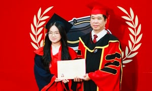 Bỏ trường Y viết tiếp ước mơ của mẹ, Á khoa 22 tuổi giành học bổng tiến sĩ danh giá