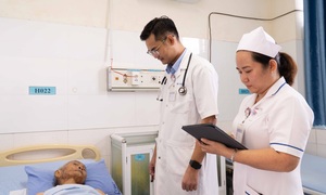 Cụ ông 98 tuổi ở Đà Nẵng bị ong vò vẽ đốt gần 80 nốt