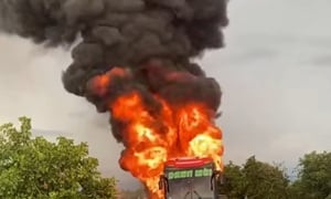 Cháy xe khách trên đường Hồ Chí Minh, hành khách may mắn thoát hiểm