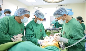 Cha 60 tuổi hiến thận cứu con trai