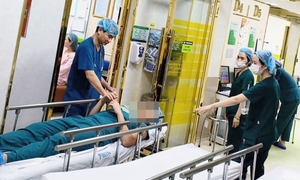 Chồng vào động viên vợ sinh, bất ngờ ngất xỉu trong phòng mổ