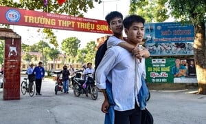 Nam sinh cõng bạn đi học 10 năm liền đã tốt nghiệp bác sĩ Y khoa