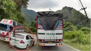 Vượt xe bất chấp bằng làn ngược chiều: Tài xế Việt phải học văn hóa xếp hàng