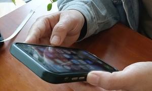 Kiệt sức vì tin nhắn công việc ngoài giờ