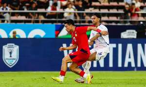Cầu thủ Lào cứ ra sân là nhận thẻ đỏ, phản lưới