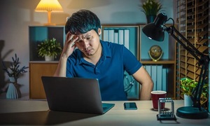 Công ty ép làm thêm giờ sẽ bị phạt, nhưng nhân viên nào dám tố?