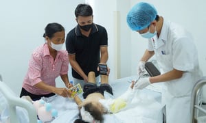 Bé 4 tuổi bị đứt rời cánh tay do áo chống nắng cuốn vào bánh xe