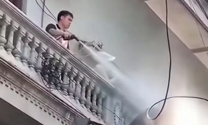 Khởi tố người đàn ông xịt nước vào thợ tháo dỡ ở Hà Nội