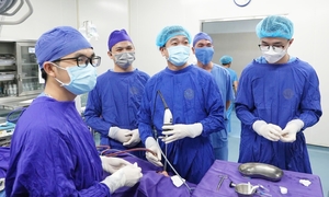Tưởng cận thị và nóng trong, bé gái suýt mất thị lực vì khối u hiếm