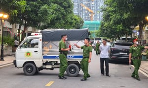 Nhiều cảnh sát có mặt tại khu vực nhà Huấn 'Hoa Hồng' ở Hà Nội
