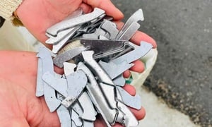 Loạt ô tô thủng lốp trên cao tốc Gia Lai, Đắk Lắk, tài xế phát hiện vật sắc nhọn