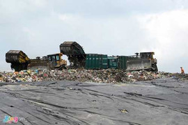 Bị hôi thối 'tra tấn', dân Sài Gòn ngủ cũng đeo khẩu trang, con phải gửi vì sợ mang bệnh