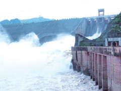 Nền móng nhà máy thuỷ điện Hoà Bình suýt bị sông Đà nhấn chìm ra sao?