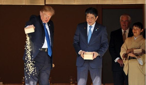 Video: Ông Trump hào phóng dốc cả hộp thức ăn cho cá, Thủ tướng Nhật tủm tỉm cười