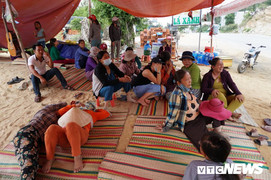 Dân tiếp tục chắn ngang đường vào nhà máy xử lý rác ở Quảng Ngãi