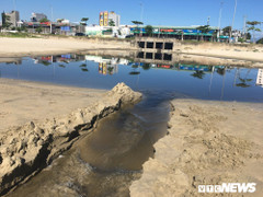 Cống xả quá tải, nước thải hôi thối tràn ra biển Đà Nẵng