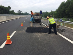 Ổ gà chi chít trên đường cao tốc hơn 35.000 tỷ đồng được khắc phục