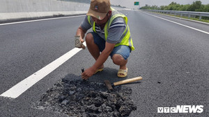 Vá ổ gà trên cao tốc 35.000 tỷ đồng, chuyên gia: 'Sử dụng nhựa nguội là không phù hợp'