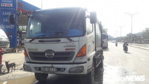 Người dân chặn xe chở rác vào bãi rác duy nhất ở Đà Nẵng