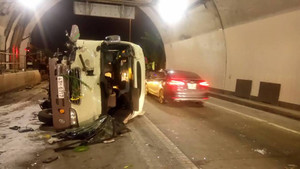 Xe khách lật nghiêng ngay cửa hầm Hải Vân, 5 người bị thương