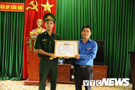 Tặng bằng khen cho 2 thanh niên dũng cảm cứu người gặp nạn khi tắm biển