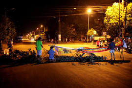 Dân Quảng Ngãi dựng rào chắn phản đối trạm nước thải khu công nghiệp bốc mùi hôi thối