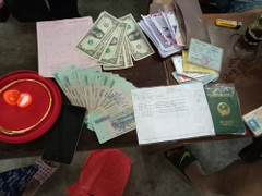 Nhặt được hơn 100 triệu đồng, hai vợ chồng nông dân xứ Quảng trả lại người đánh rơi