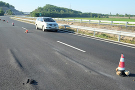 Hằn lún vệt bánh xe trên cao tốc gần 35.000 tỷ đồng: Vì sao đầu tháng hư hỏng, cuối tháng mới khắc phục?