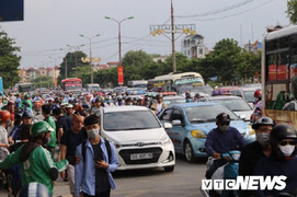 Ảnh: Dân nườm nượp đổ về sau nghỉ lễ Quốc khánh, cửa ngõ Hà Nội, TP.HCM kẹt cứng