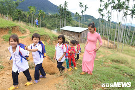 Một ngày với ngôi trường khai giảng có 34 trò, 2 cô và 'đại biểu' là trưởng nóc