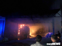 Nhà máy tinh bột bốc cháy dữ dội, hơn 70 tấn bột sắn cháy đen