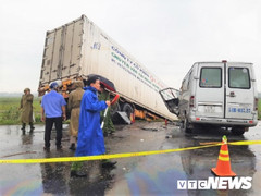 Ảnh: Hiện trường container tông trực diện xe khách khiến 13 người thương vong