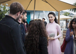 Nhã Phương diện áo dài truyền thống tham dự hội thảo tại Cannes