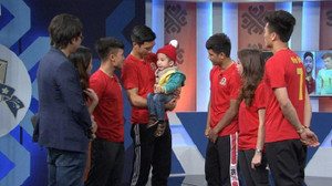 Tặng quà xúc động cho em bé ung thư, bộ tứ U23 Việt Nam nhận giải Fair Play