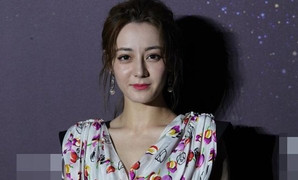 Địch Lệ Nhiệt Ba lộ dáng gầy gò, da mặt lão hóa khi không chỉnh sửa ảnh