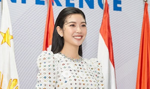 Á hậu Thúy Vân hóa quý cô cổ điển, hào hứng chấm thi hùng biện tiếng Anh