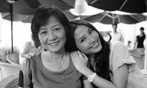 Diễm My 9X đau buồn báo tin mẹ ruột qua đời