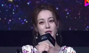 Địch Lệ Nhiệt Ba gây tranh cãi dữ dội với phát ngôn khi làm MC