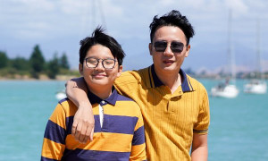 Bố con nhạc sĩ Hoàng Bách hào hứng khám phá New Zealand