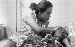 Xúc động khi nghệ sĩ Lê Bình chân mất cảm giác vẫn thích được con gái bóp chân