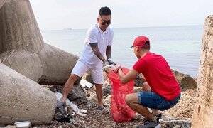Tuấn Hưng và bạn bè dọn rác ở đảo Lý Sơn: 'Có thể nhiều người nghĩ chúng tôi rảnh rỗi, bị hâm'