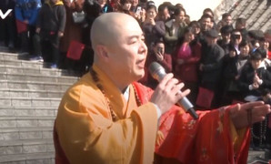 Xót xa cảnh 'Đường Tăng' đẹp nhất Trung Quốc mặc áo cà sa đi hát rong