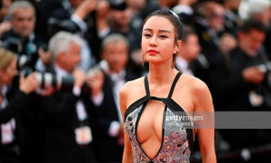 Mặc hở bạo, diễn trò lố - nghệ sĩ Trung Quốc đang biến Cannes thành cái chợ