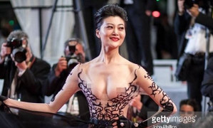 Sao nữ Trung Quốc còn gì sau màn mặc hở sốc, bị gọi là gái mại dâm ở Cannes?