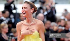 Người mẫu Brazil bị tuột váy, lộ vòng một trên thảm đỏ LHP Cannes