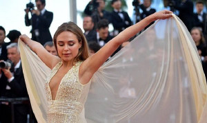 Người đẹp tung váy tạo dáng để gây chú ý trên thảm đỏ Cannes