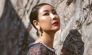 Hoa hậu Hà Kiều Anh diện áo dài, thả dáng giữa phố cổ Hàn Quốc