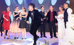 Trấn Thành và dàn sao Việt ca hát, nhảy múa tới đêm ở lễ cưới đạo diễn 'Cua lại vợ bầu'