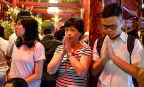 Hàng trăm sĩ tử đến Văn Miếu cầu may trước ngày thi vào lớp 10